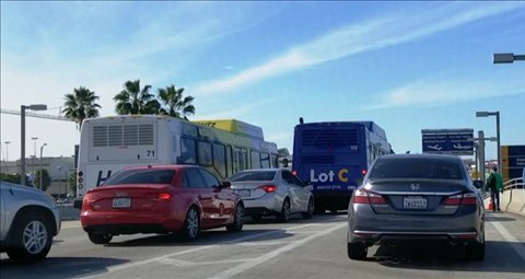 Caos vial rumbo al Aeropuerto Internacional de Los Ángeles durante Día de Acción de Gracias.