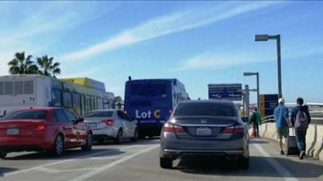 Caos vial rumbo al Aeropuerto Internacional de Los Ángeles durante Día de Acción de Gracias.