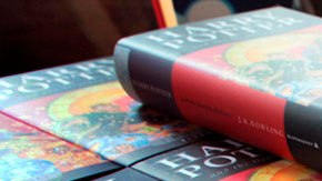 Si encuentras un libro que sea primera edición podrías venderlo por una buena cantidad de dinero.