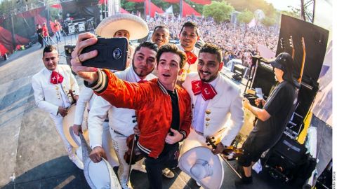 Drake Bell compartió orgulloso su foto con la camiseta de las Chivas.
