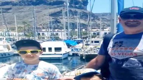 David con sus 2 hijos.