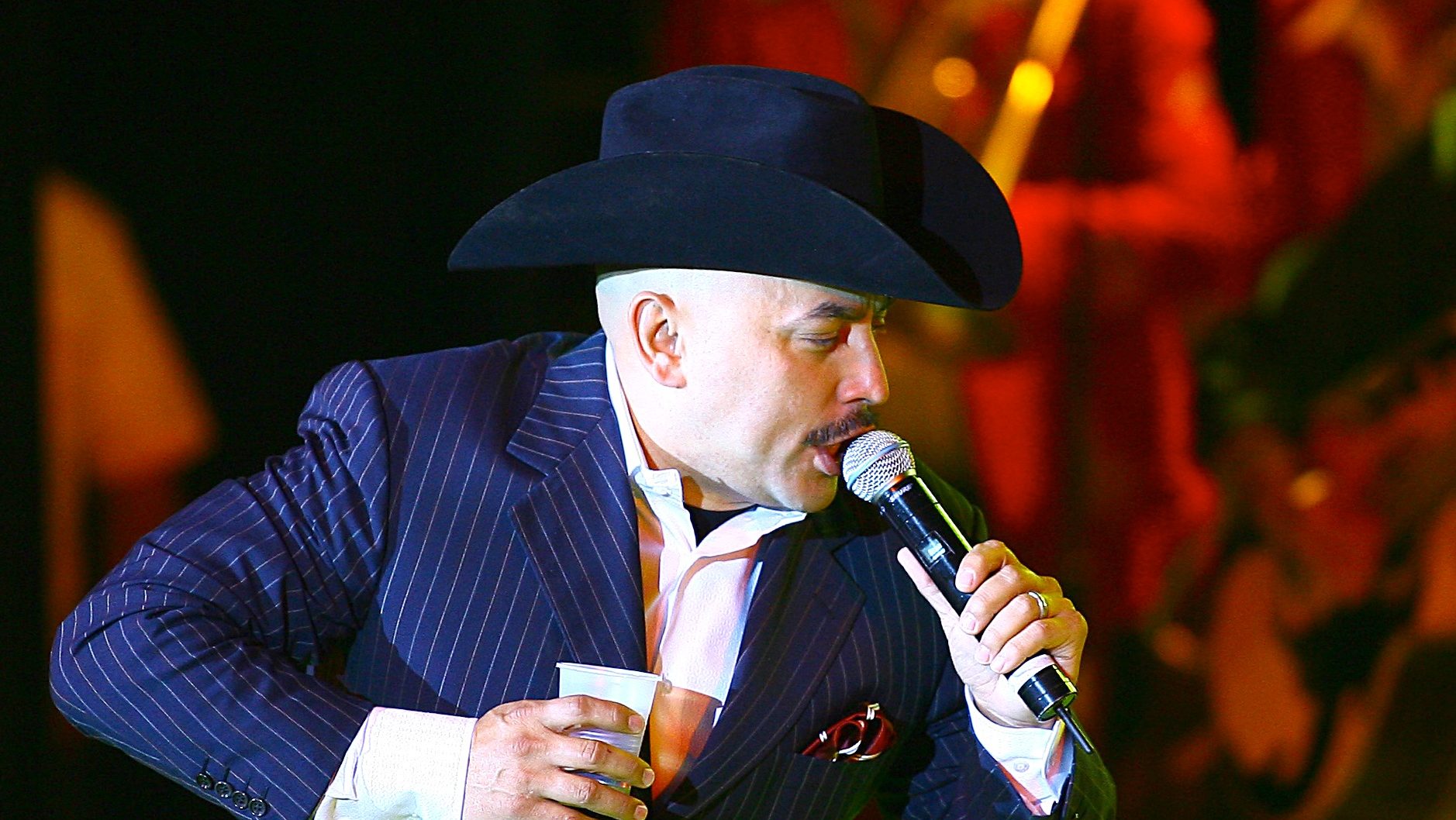 Video: Lupillo Rivera le canta a líderes de Cárteles Unidos que asistieron  a su concierto - La Opinión