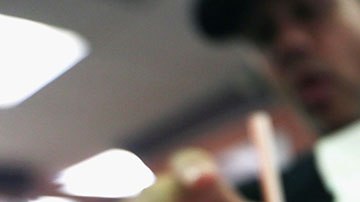 El hombre sintió que la bebida sabía rara, pero siguió tomándosela de todos modos.