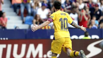 Lionel Messi anotó de penal su gol número 500 con la pierna izquierda en el Barcelona.