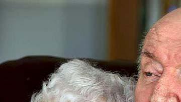 Madre e hijo viven en la misma residencia de ancianos.