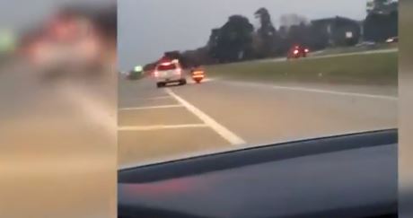 Momento en que el conductor atropella a un motociclista.