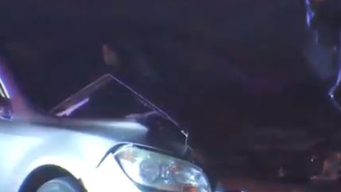 Al caer al pavimento la mujer fue impactada por otro vehículo.