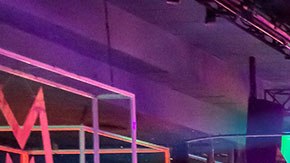 La mujer había llegado al club con unos amigos para relajarse.