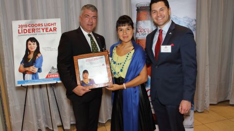 Ricky González (i), de Coors Light; Sandra Raffaelli, líder del año y Alberto, también representante de la empresa cervecera. (Suministrada)