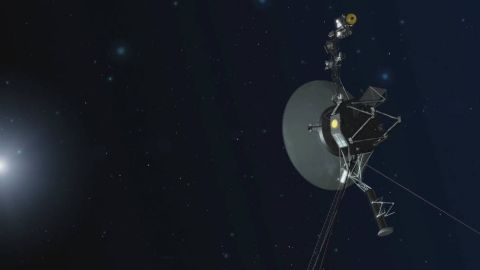 Esta imagen de un artista muestra una de las naves Voyager de la NASA entrando en el espacio interestelar.