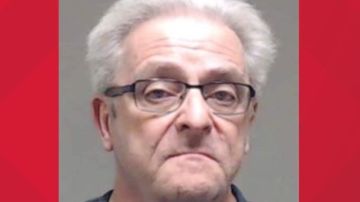 Steven Berkey, de 66 años, fue arrestado por oficiales del Condado Collin.