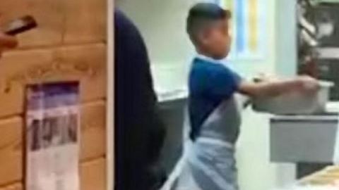 Según el cliente, el niño parecía de unos 9 años.