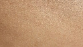 La mujer pensó que sus bebés estaban presionando sus costillas.