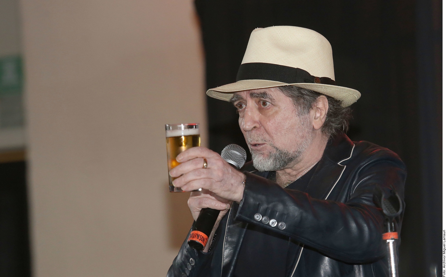 Video Joaquín Sabina se cayó en el escenario desde más de dos metros