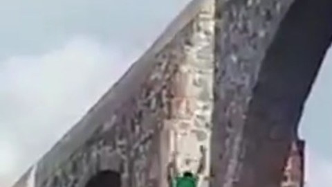 El hombre se lanzó de más de 110 pies de altura.