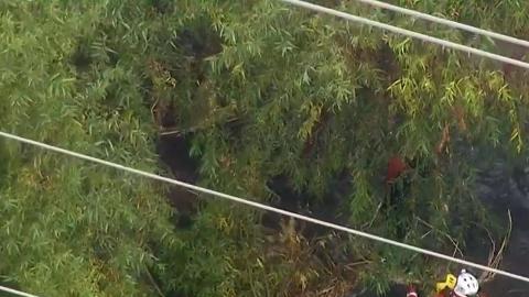 Rescatan hombre que quedó atrapado en Río de Los Ángeles.