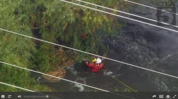 Rescatan hombre que quedó atrapado en Río de Los Ángeles.