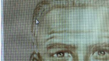 Las autoridades describen al sospechoso como un hombre anglosajón de media altura, cabello gris y posiblemente un tatuaje en su brazo derecho.