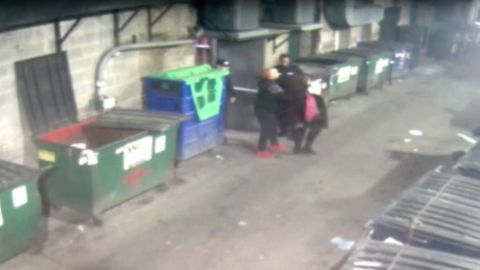 Momento en que víctima y atacante salen del bar.