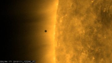 Captura de pantalla de un video de NASA que muestra a Mercurio acercándose al Sol.