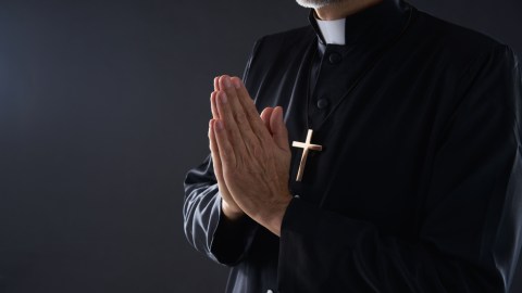 El religioso murió en el hospital.