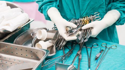El problema se suscitó porque un empleado no siguió los procedimientos de esterilización.