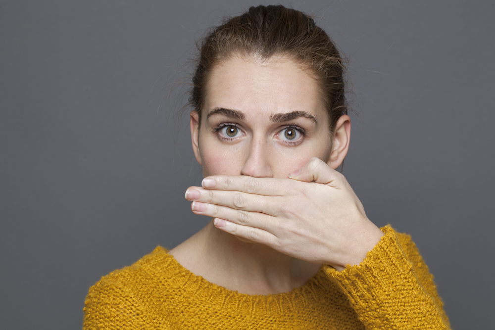 Cuando la saliva disminuye, las bacterias pueden crecer y causar mal aliento.