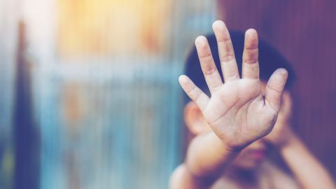 Los padres le provocaron un traumatismo craneoencefálico.