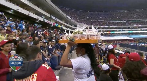 Vendedora de sopas instantáneas del Estadio Azteca causa sensación en Estados Unidos.
