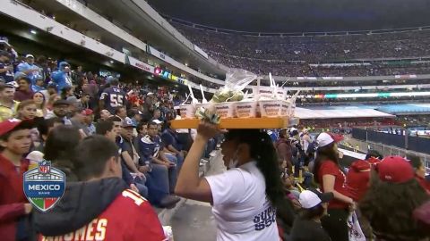 Vendedora de sopas instantáneas del Estadio Azteca causa sensación en Estados Unidos.