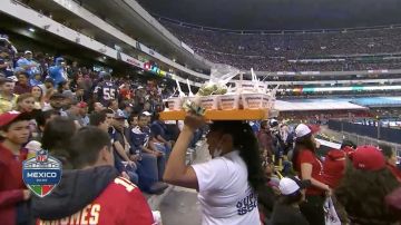 Vendedora de sopas instantáneas del Estadio Azteca causa sensación en Estados Unidos.