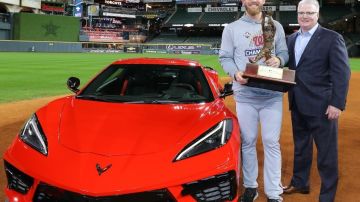 Stephen Strasburg fue el jugador más valioso de la liga y su premio fue el nuevo Corvette de motor central de Chevrolet