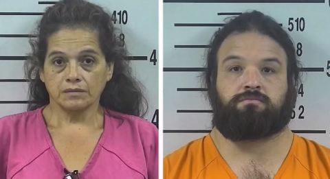 Según las autoridades, Lori Salazar, 54 años, y su hijo, Daniel, 34 años, viajaron desde Houston el lunes rumbo a la frontera.