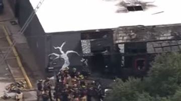 Las llamas pronto comenzaron a consumir la tienda y aunque el lugar sufrió daños grandes los dueños dicen que su tienda se puede rescatar.