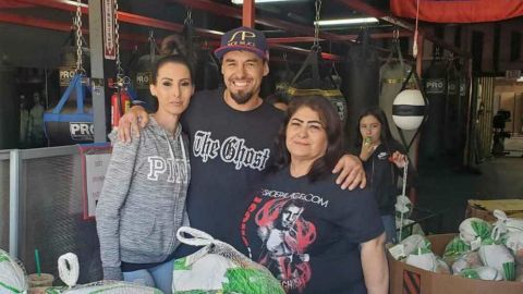 Robert 'The Ghost' Guerrero, campeón de box en 4 diferentes divisiones, fue uno de los deportistas que obsequió pavos a gente de escasos recursos económicos.