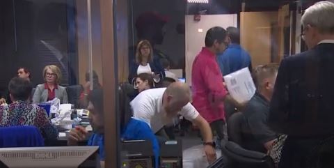 El retraso se debió a que los votos por orden del estado tuvieron que ser recogidos manualmente y conducidos por vehículos al centro de la ciudad para ser contados.