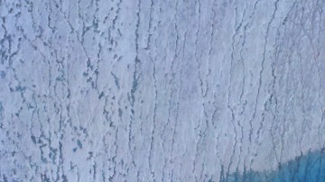 Los drones mostraron las fracturas del hielo y el drenaje del lago en tiempo real.