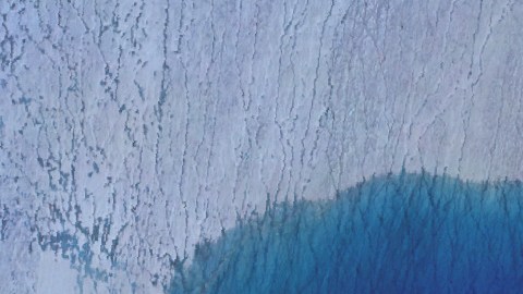 Los drones mostraron las fracturas del hielo y el drenaje del lago en tiempo real.