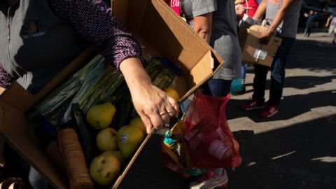 La demanda de comida se dispara durante la pandemia. (Anne Wernikoff –CalMatters)