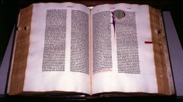 La imprenta y la Biblia de Gutenberg de la década de 1450 marcó un antes y un después en el acceso a la información.