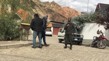 El gobierno Mexicano asegura que la presencia de agentes de seguridad y de inteligencia ante su embajada en La Paz ha aumentado.