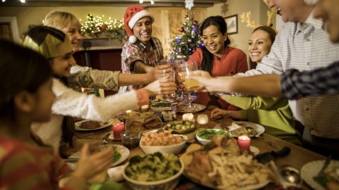 Contrariamente a lo que se piensa, comer en exceso no "estira" el estómago; la costumbre y los hábitos alimenticios son los responsables de que nos dé más hambre luego de una comida copiosa.