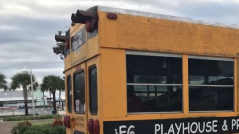 La madre dejó este autobús abandona en un estacionamiento de Gulfport, en Florida.