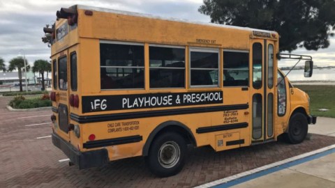 La madre dejó este autobús abandona en un estacionamiento de Gulfport, en Florida.