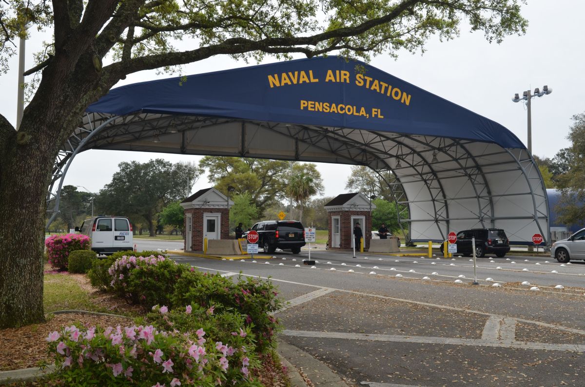 La entrada principal de la base aeronaval en Pensacola.