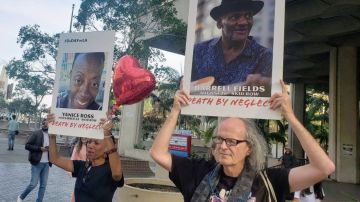 Docenas de activistas llevaron a cabo una vigilia y ceremonia en honor a los desamparados que han fallecido en las calles de Los Ángeles. (Suministrada)