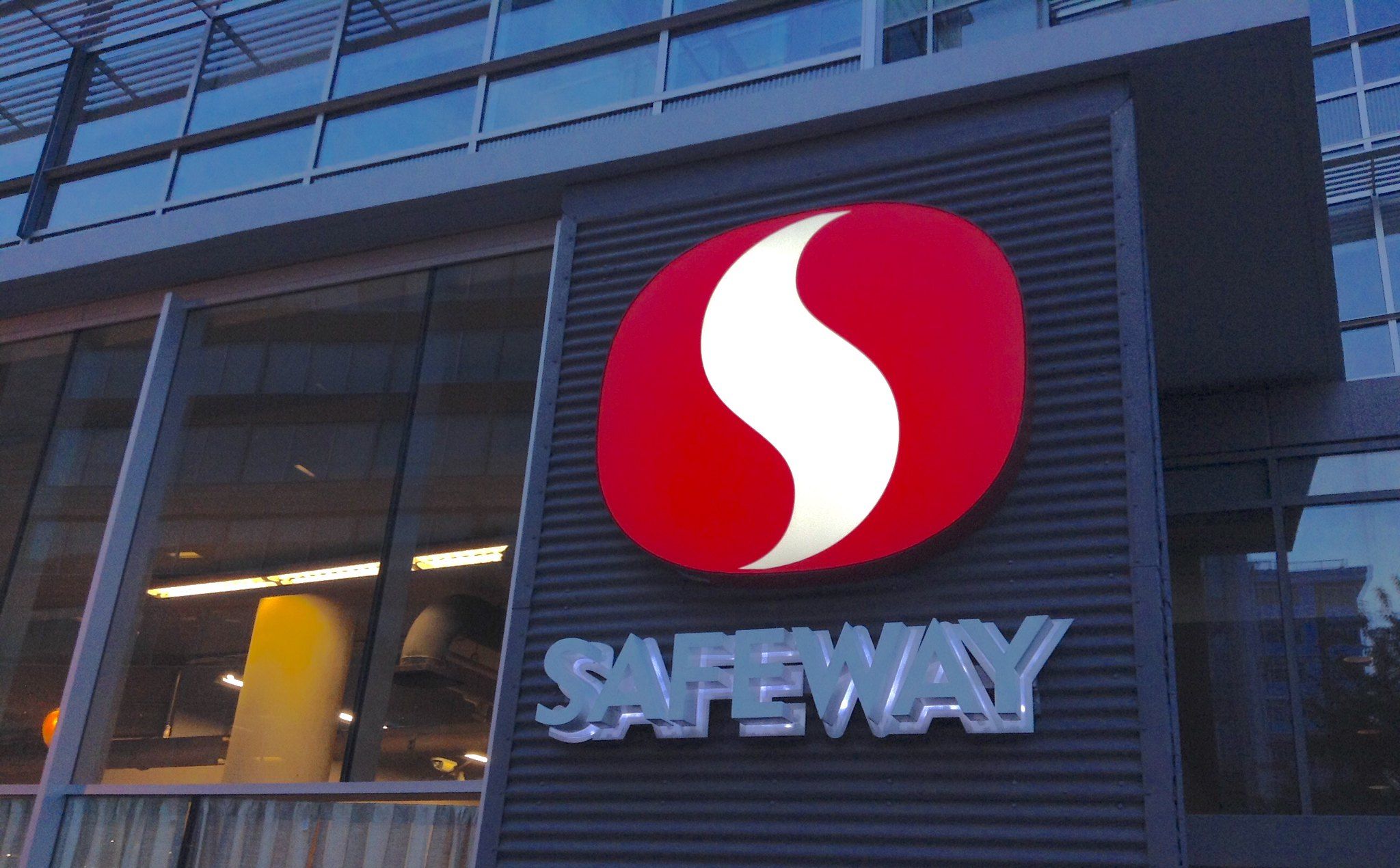 Safeway anuncia cierre de tiendas mientras su empresa matriz reevalúa su presencia en el sector minorista