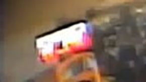 El hombre al salir del Vons.