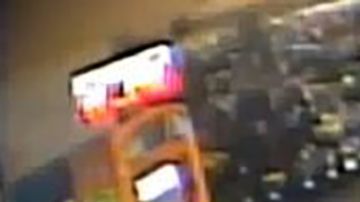 El hombre al salir del Vons.