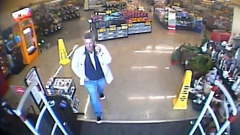 El hombre al salir del Vons.